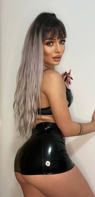 Model - Leslie Shay deepthroat