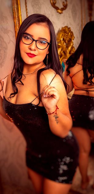 Model - Zoe Roux  curvy