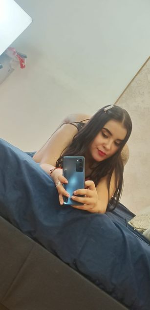 Model - Zoe Roux  curvy