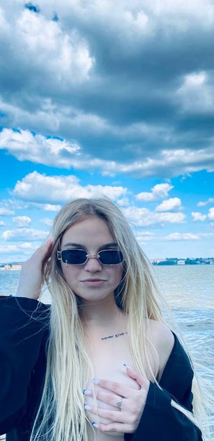 Model - LouiseMiler feet