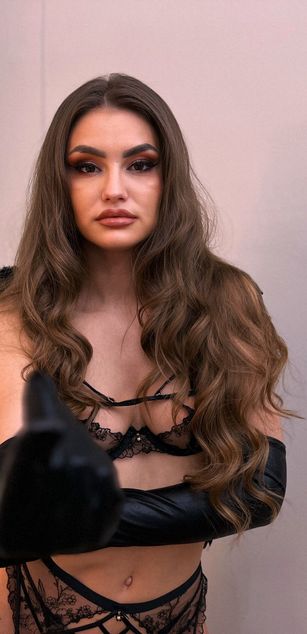 Model - LizzieGrey striptease