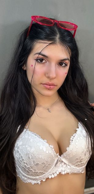 Model - LucyPurple sexy