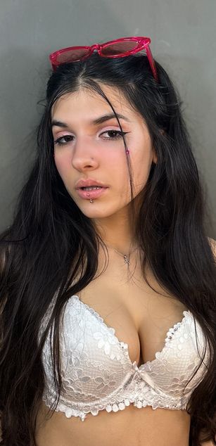 Model - LucyPurple sexy