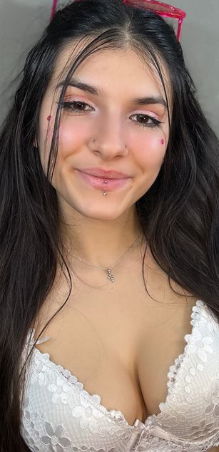 Model - LucyPurple sexy