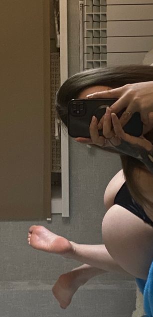 Model - AksiAlex striptease