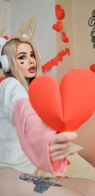 Model - Adele Blonde