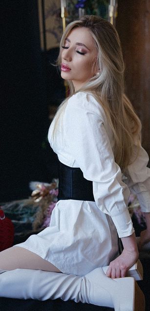 Model - NicoleNovak joi