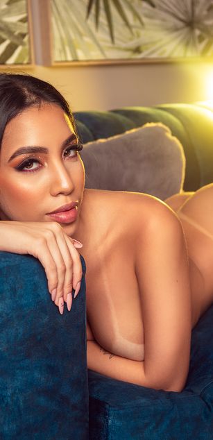 Model - KylieWhite deepthroat