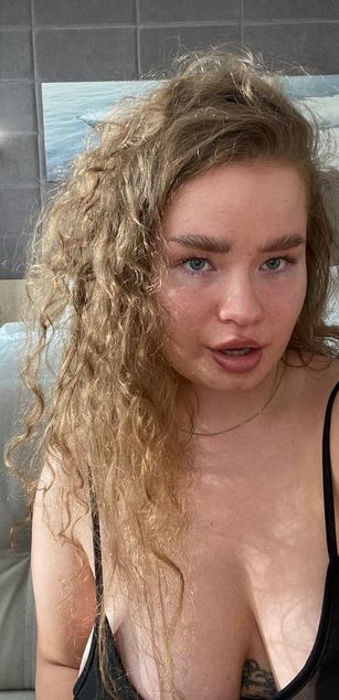 Model - VikiGlem deepthroat