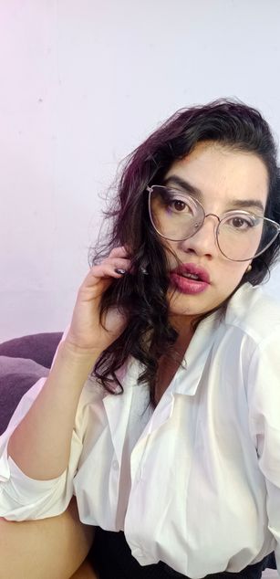 Model - Carmen Carmesi dirtytalk