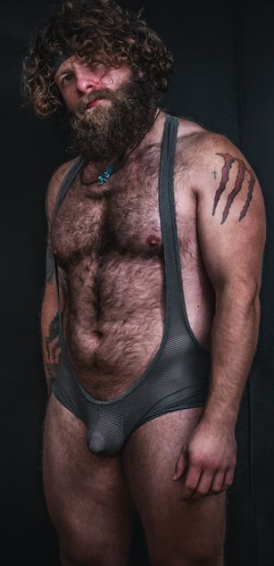 Model - Dakota hairy