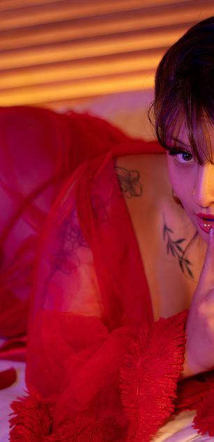 Model - Charlotte Jones deepthroat