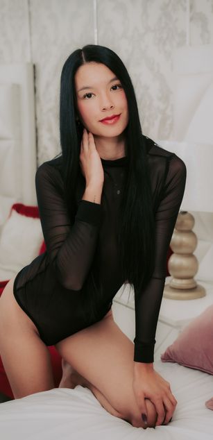 Model - AdrianaHilton blowjob