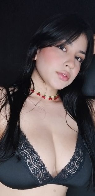 Model - Mia Saenz deepthroat