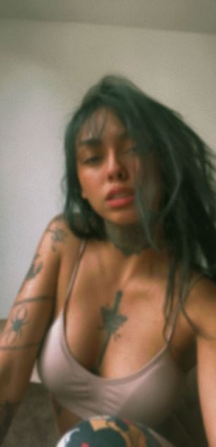 Model - Sophie deepthroat