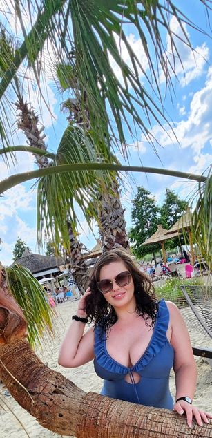 Model - Iris Lush curvy