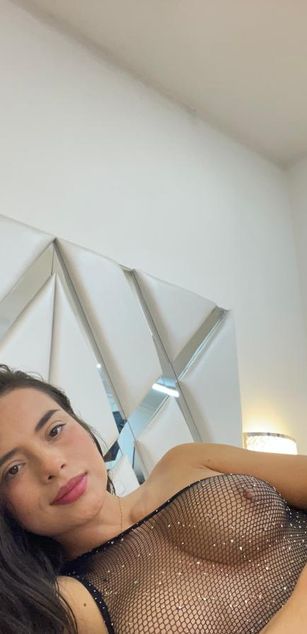 Model - Sarah Valencia bigtits