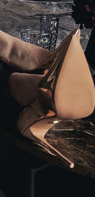 Model - Karolina Bella heels