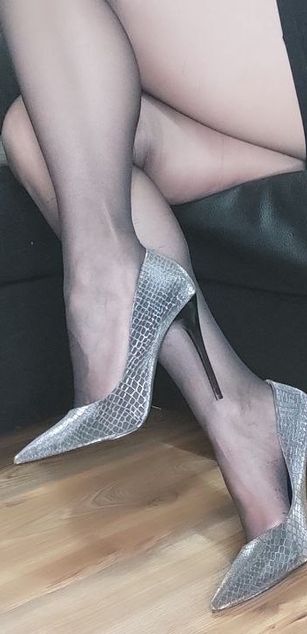 Model - Karolina Bella heels