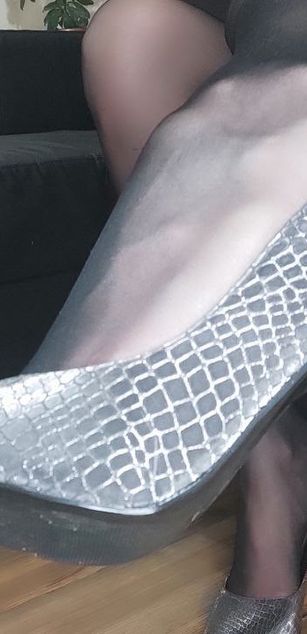 Model - Karolina Bella heels