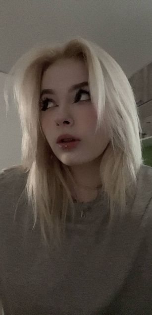 Model - Red deepthroat