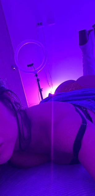 Model - Sarah Valencia bigtits