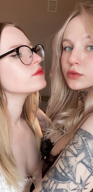 Model - yours Mona and Lana blowjob