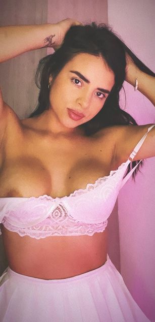 Model - Sarah Valencia bigtits