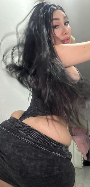 Model - Cloe whitex bigtits