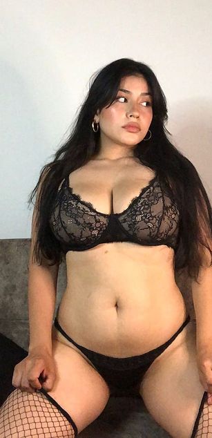 Model - Mia Saenz deepthroat