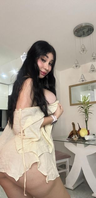 Model - Cloe whitex bigtits