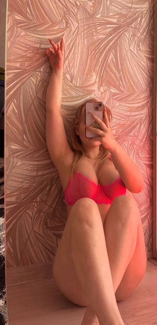 Model - Anna flower ass