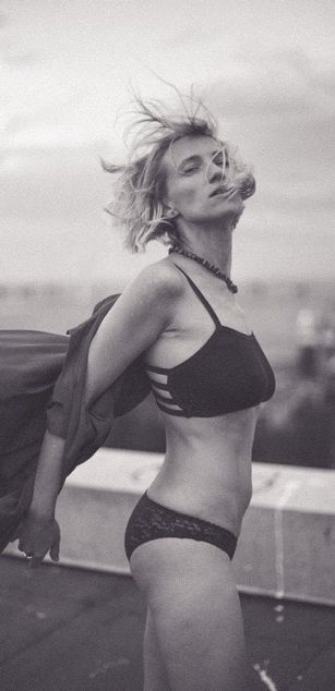 Model - Uma striptease