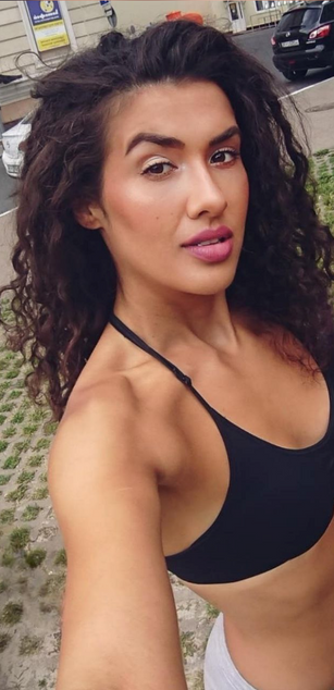 Model - Naira brunette