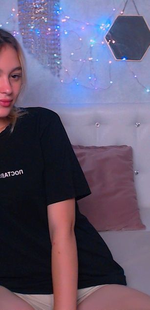 Model - LucyGoldi striptease