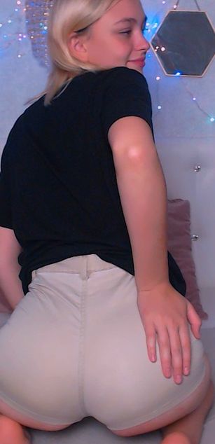 Model - LucyGoldi striptease