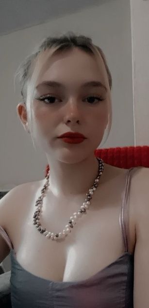 Model - LucyGoldi striptease