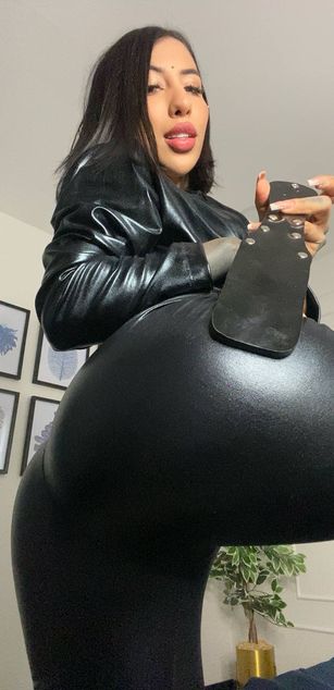 Model - Jenn deepthroat