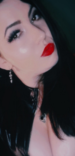 Model - Lenore Sins curvy