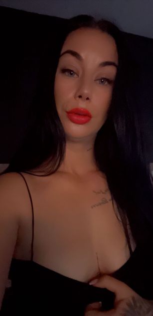 Model - NicolleAbbott feet