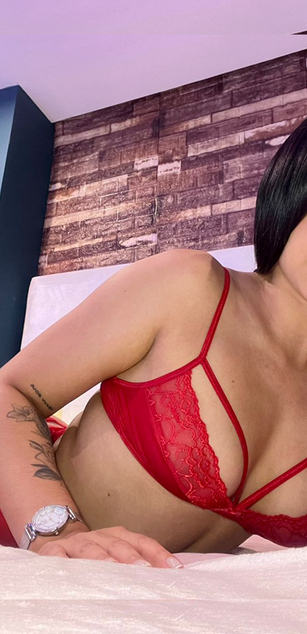 Model - Mollie Bennet blowjob