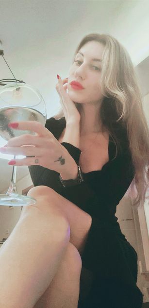 Model - VelvetNika beautiful