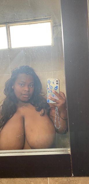 Model - AnnieHeys bigtits