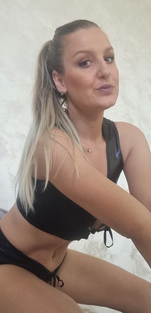 Model - MayaTrainor deepthroat