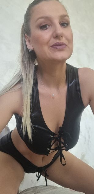 Model - MayaTrainor deepthroat