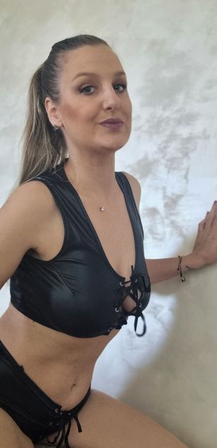 Model - MayaTrainor deepthroat