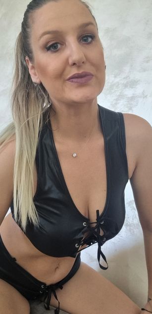 Model - MayaTrainor deepthroat