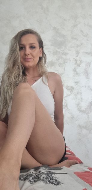 Model - MayaTrainor deepthroat