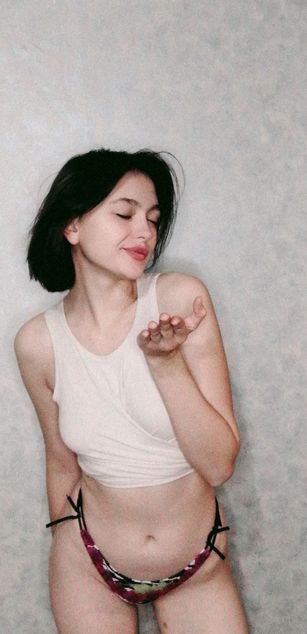 Model - LucyGoldi striptease