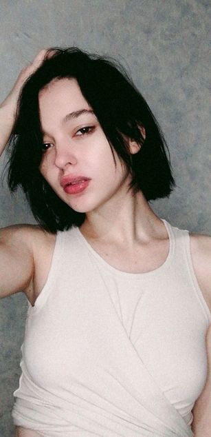 Model - LucyGoldi striptease